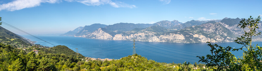 Schöne Aussicht vom Berg Monte Baldo, See und Natur