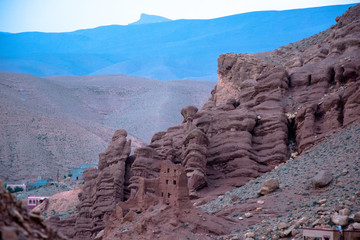 Casas marroquíes tradicionales hechas de tierra en la montaña