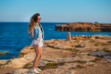 Full рушпре  portrait of young girl stand on rocks close to sea 