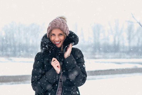 Cheerful woman outdoor in Winter cloathing.