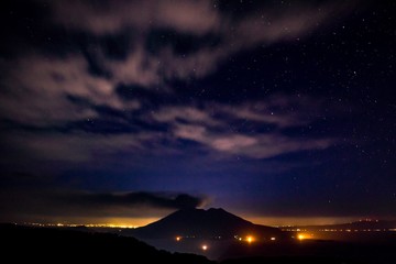 星空と噴火する桜島