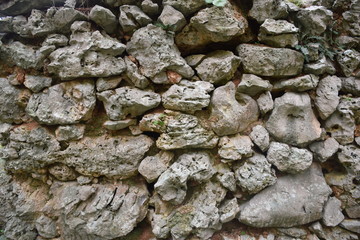 Muro di pietra carbonatica, tipica struttura muraria siciliana