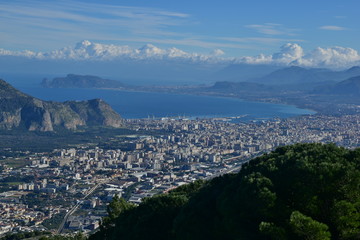 Veduta della città di Palermo con lo sfondo il suo golfo