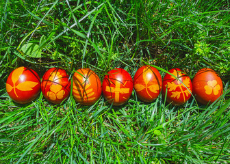 Fototapeta premium uova di Pasqua colorate sul prato verde banner bello