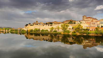 Zamora reflejada en el río Duero