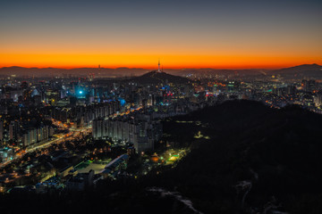 Obraz premium Sunrise scene of Seoul downtown city skyline