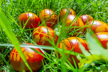 Pasqua uova di Pasqua sull'erba verde primavera banner