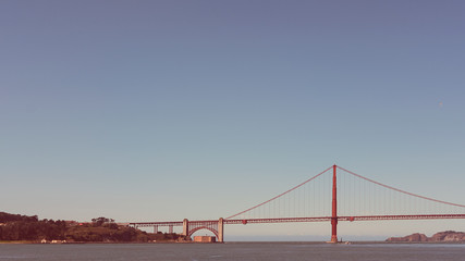 Naklejka premium Single tone effect of midday light at the iconic Golden Gate Bridge, San Francisco, California, USA