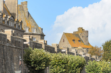 Fototapeta na wymiar Old fortress wall in Saint Malo