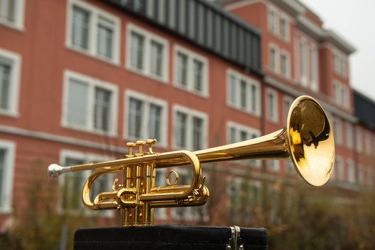 Musikinstrument Trompete, vor Mittelschule, Stans NW, Schweiz