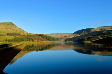 Fototapeta premium Dovestone Reservoir in the winter sunshine