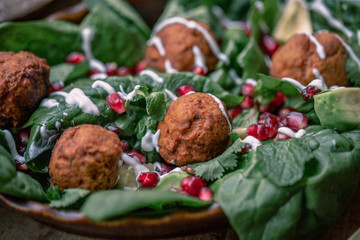 Falafel mit Salat und Granatapfel