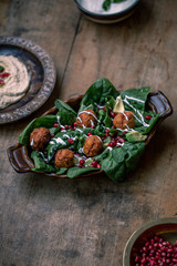 Falafel mit Salat und Granatapfel