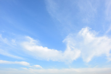Naklejka na ściany i meble Blauer Himmel mit Wolken