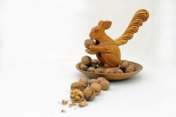 Hölzernes Eichhörnchen geschnitzt als Nussknacker mit Wallnüssen