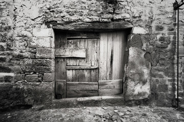 Puerta antigua sellada