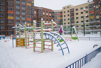 Детская площадка в снегопад.