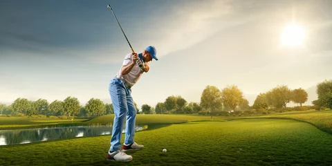 Deurstickers Mannelijke golfspeler op professionele golfbaan. Golfer met golfclub die een schot neemt © Alex