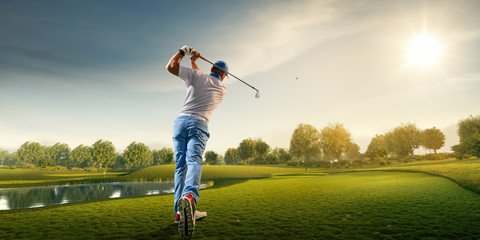 Mannelijke golfspeler op professionele golfbaan. Golfer met golfclub die een schot neemt