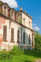 Fototapeta na wymiar Destroyed the old historic mansion