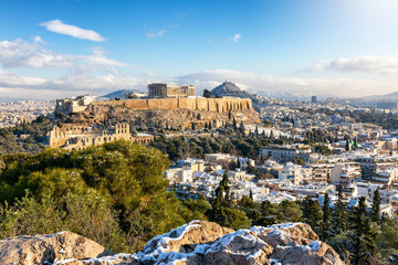 Blick auf die verschneite Akropolis von Athen mit dem Parthenon Tempel an einemsonnigen Wintertag, Griechenland © moofushi