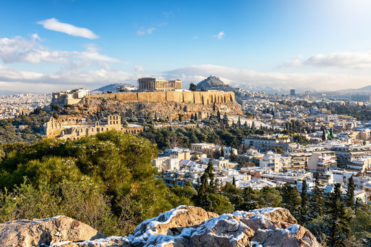 Blick auf die verschneite Akropolis von Athen mit dem Parthenon Tempel an einemsonnigen Wintertag, Griechenland