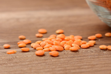 Lentejas naranjas crudas en la mesa de madera
