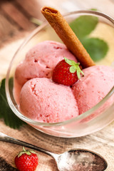 glace à la fraise en coupelle 5