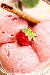 glace à la fraise en coupelle 6