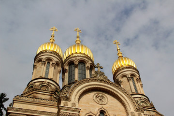 Fototapeta na wymiar blick auf die kirchturm spitze der russischen kirche in wiesbaden hessen deutschland fotografiert an einem sommertag