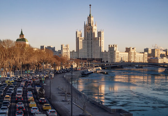 Obraz premium Moscow - Russian Federation, columns of cars on the weekend on the Moscow River ring road at sunset on a frosty winter day