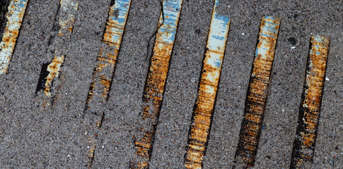 Metallstreben im Sand