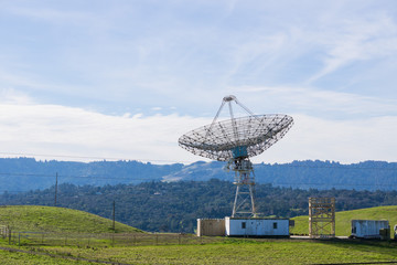 Large telecommunications antenna, California