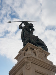 Estatua vista desde abajo de la plaza de Maria Pita en La Coruña
