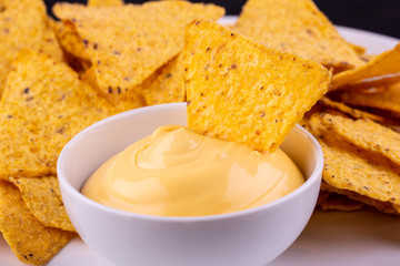 Cheese sauce with the crackling piles