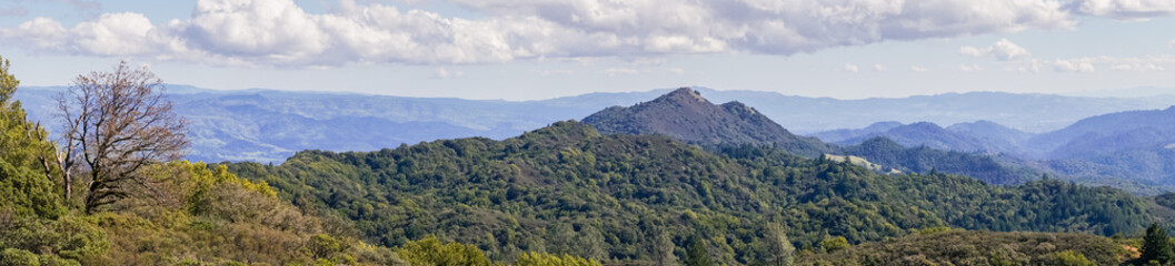 Fototapeta na wymiar Panorama in Sugarloaf Ridge State Park, Sonoma County, California