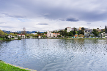 Fototapeta na wymiar The Shoreline of Lake Merritt on a cloudy day, Oakland, San Francisco bay area, California