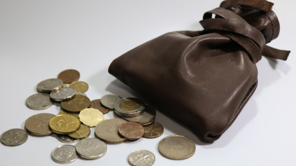 革袋とアジアの硬貨いろいろ