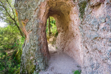 Fototapeta premium Tunnel carved out in the rock wall, Pinnacles National Park, California