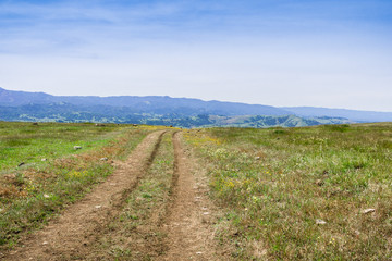 Fototapeta premium Walking/hiking trail on the hills of south San Francisco bay, San Jose, California