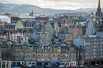 Vista de los edificios típicos de Edimburgo, con la colina de fondo