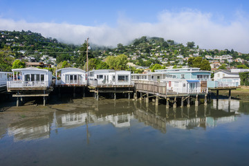 Fototapeta na wymiar Houses on the shoreline of north San Francisco bay, Sausalito, California