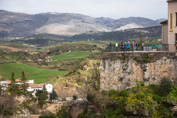 Hermosas vistas desde balcón-mirador en la ciudad de Ronda
