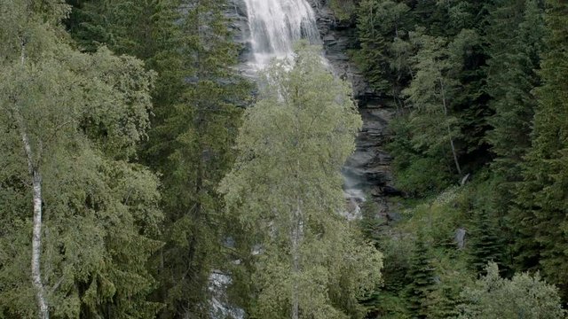 Wasserfall Halbtotale