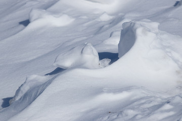 Fototapeta na wymiar Wind Schnee Kälte formen solche Schneeskulpturen