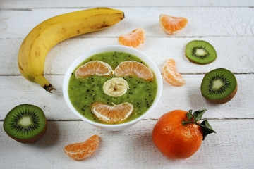 Fototapeta na wymiar Kolorowa przekąska dla dzieci i dorosłych - smoothie bowls udekorowane owocami