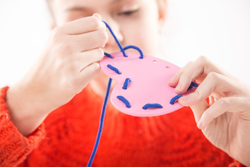  Integracja sensoryczna. Ćwiczenia na sprawność ruchową dłoni i palców. © doroguzenda