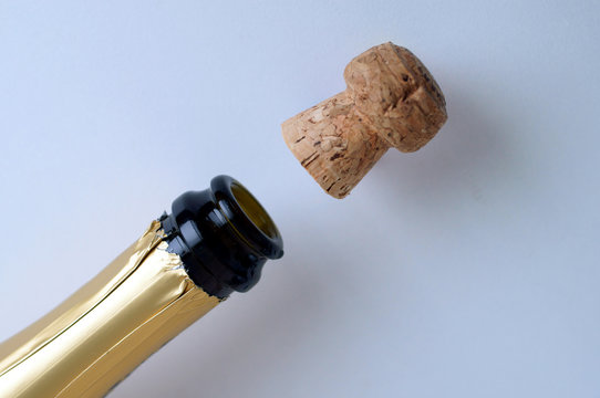 Bottiglia di spumante con tappo stappato