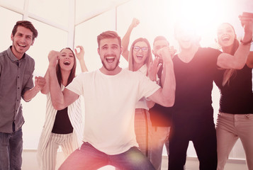 Obraz premium happy team of young employees standing in the office