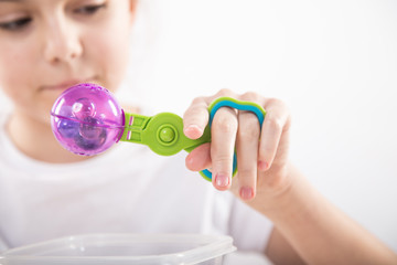 Terapia ręki. Ćwiczenia na sprawność ruchową dłoni i palców. © doroguzenda